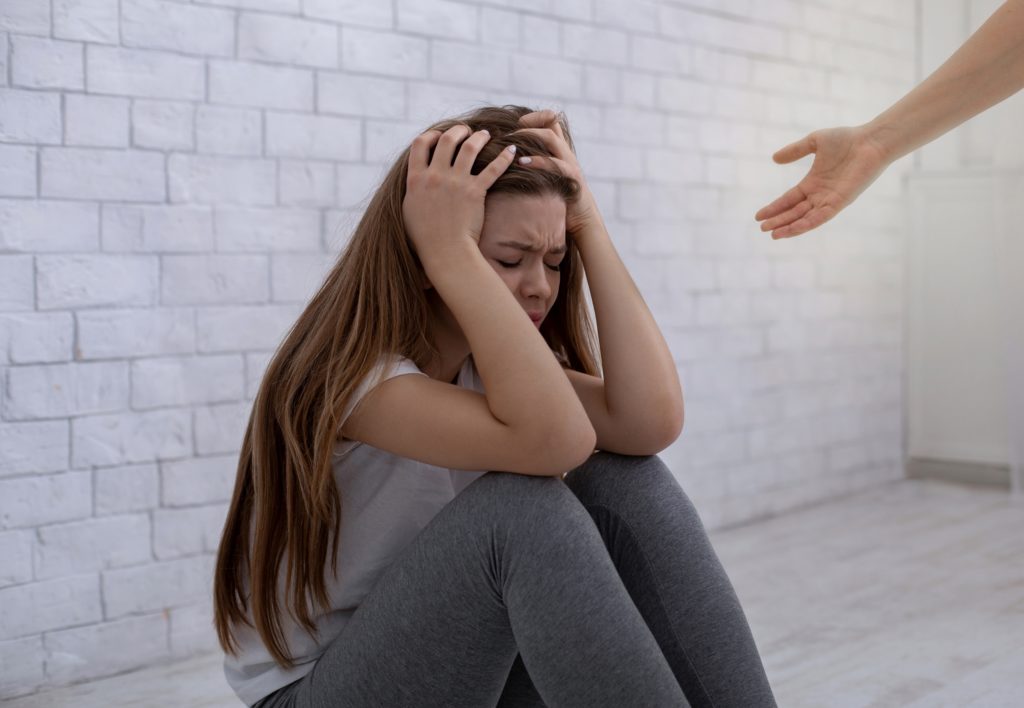 A psychiatrist helping a teen girl suffering from PTSD